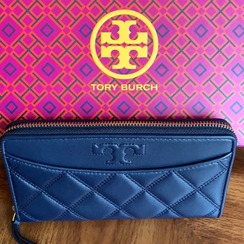 Tory Burch Savannah Zip Continental
Wallet Navy